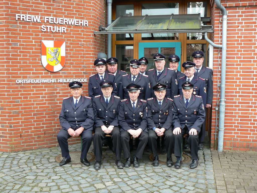 Die Alterskameraden 2008 vor dem Feuerwehrhaus in Heiligenrode