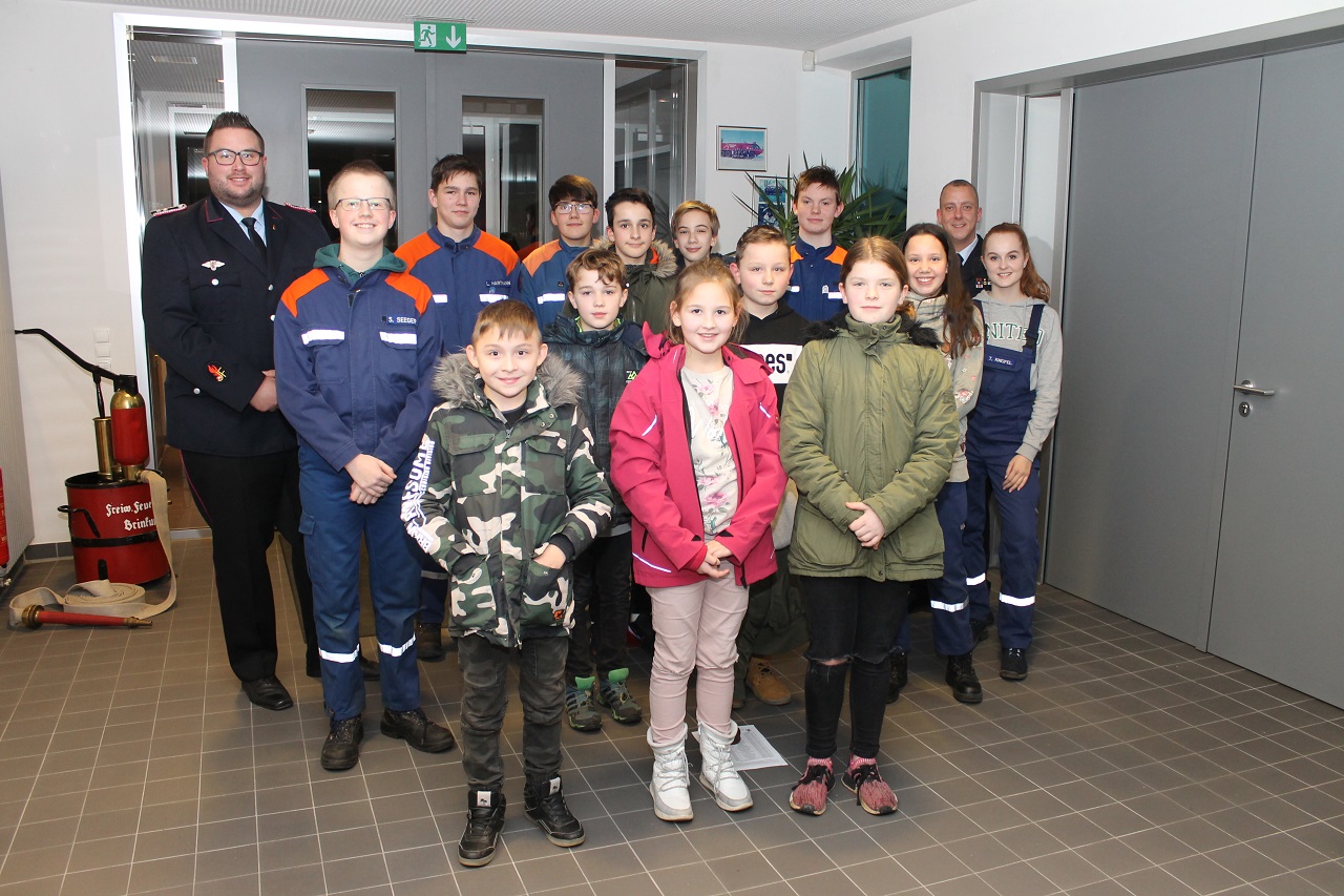 Jugendfeuerwehrwart Dennis Spörhase und sein Stellvertreter Tim Lorentz mit den gewählen und neu aufgenommenen Mitgliedern Jugendfeuerwehrwart Dennis Spörhase und sein Stellvertreter Tim Lorentz mit den gewählen und neu aufgenommenen Mitgliedern